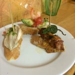 drie tapas met prikkers op een bord