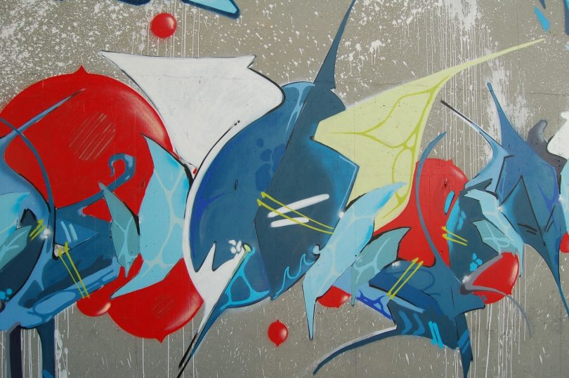 moderne graffiti kunst met blauw en rood