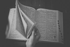 oude foto van iemand die in boek bladert