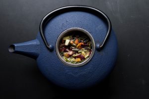 losse thee in blauwe pot