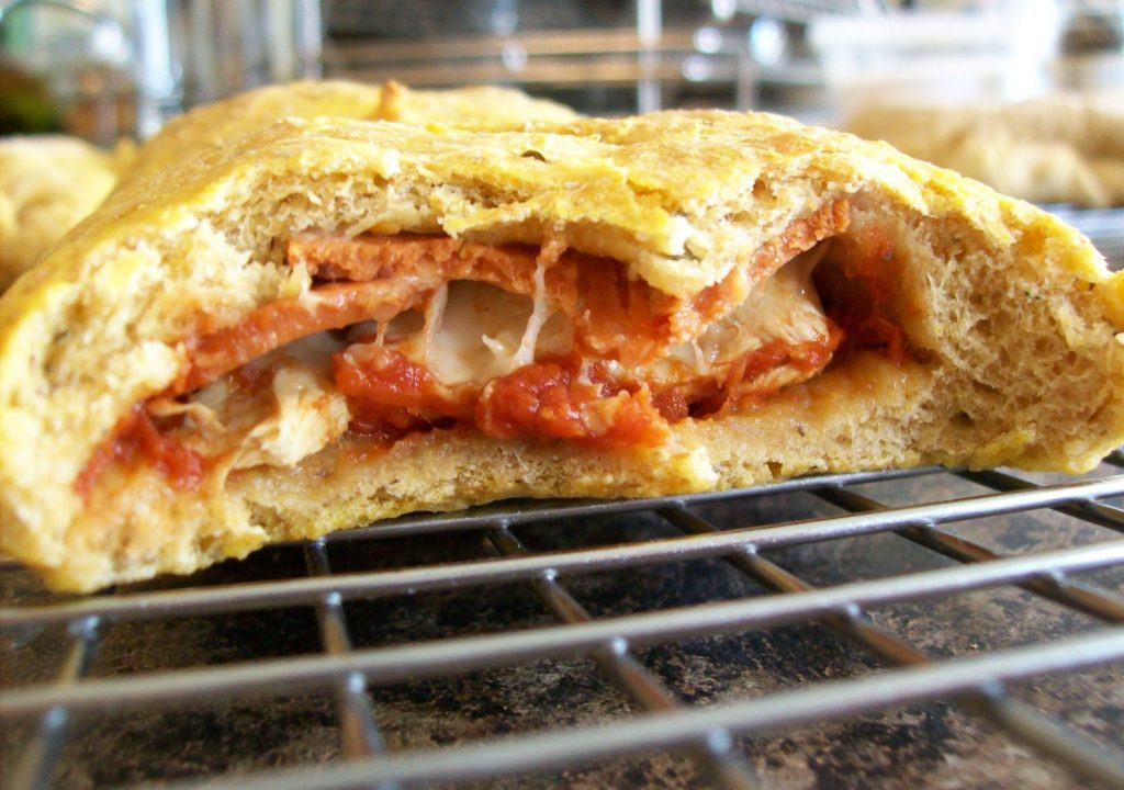 pizza calzone door midden gesneden