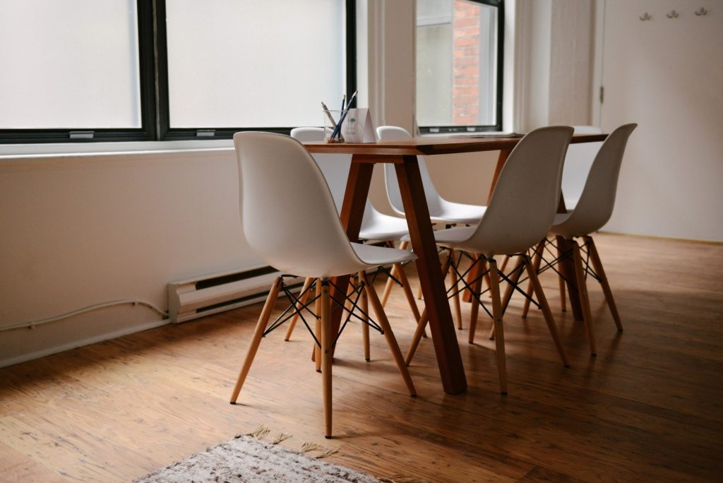 tafel met stoelen