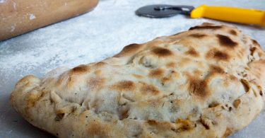 pizza calzone met meel en deegroller