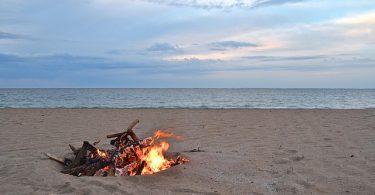 vuurtje stoken op het strand