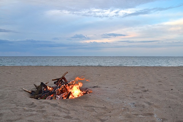 vuurtje stoken op het strand