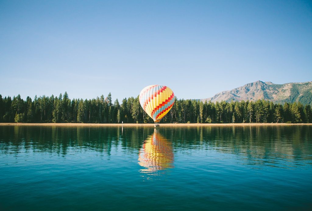 ballon boven meer