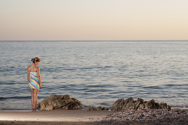 dame aan strand