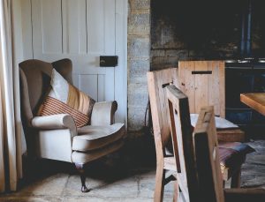 keuken met houten stoelen witte deur en oven 