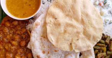 indiase curry met rijst naan pappadum