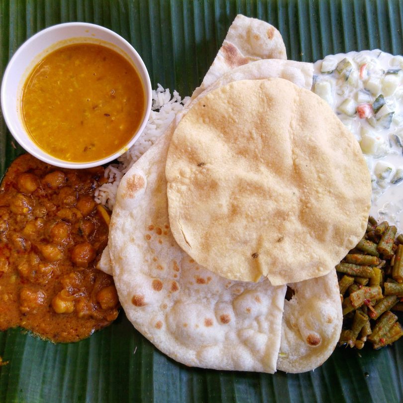 indiase curry met rijst naan pappadum