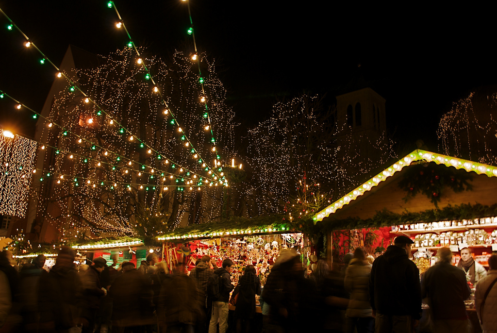 kerstkramen met lichtjes in het donker