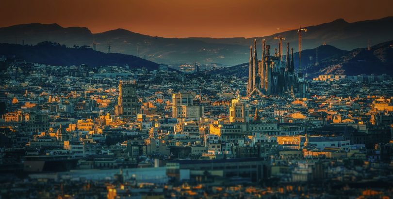 uitzicht over barcelona met ondergaande zon