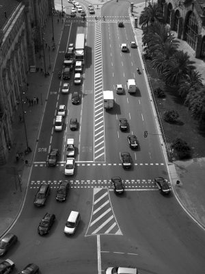 straat in barcelona met druk verkeer