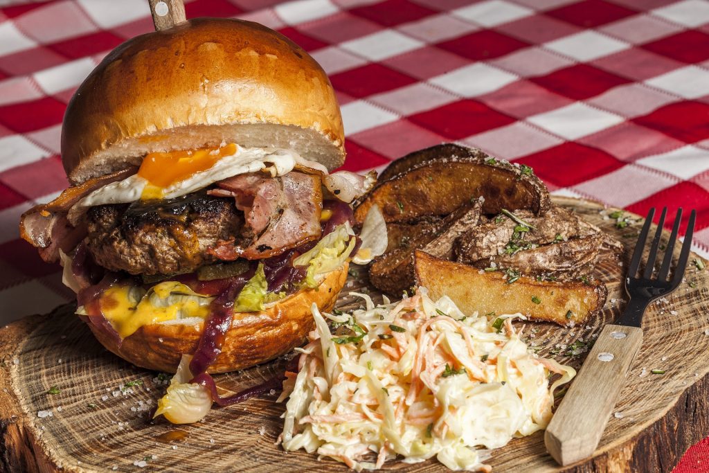 hamburger met koolsla en rood wit geblokt tafelkleed