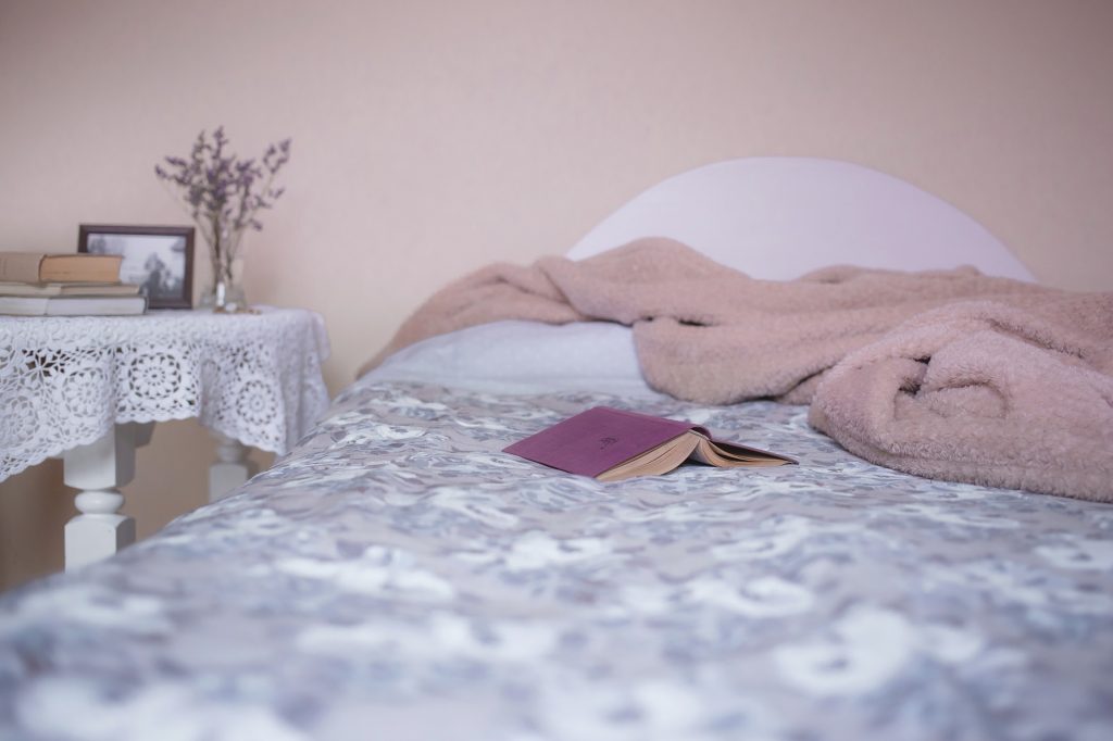 roze slaapkamer met bed en nachtkast