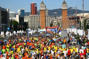 hardlopers bij placa espana tijdens marathon barcelona