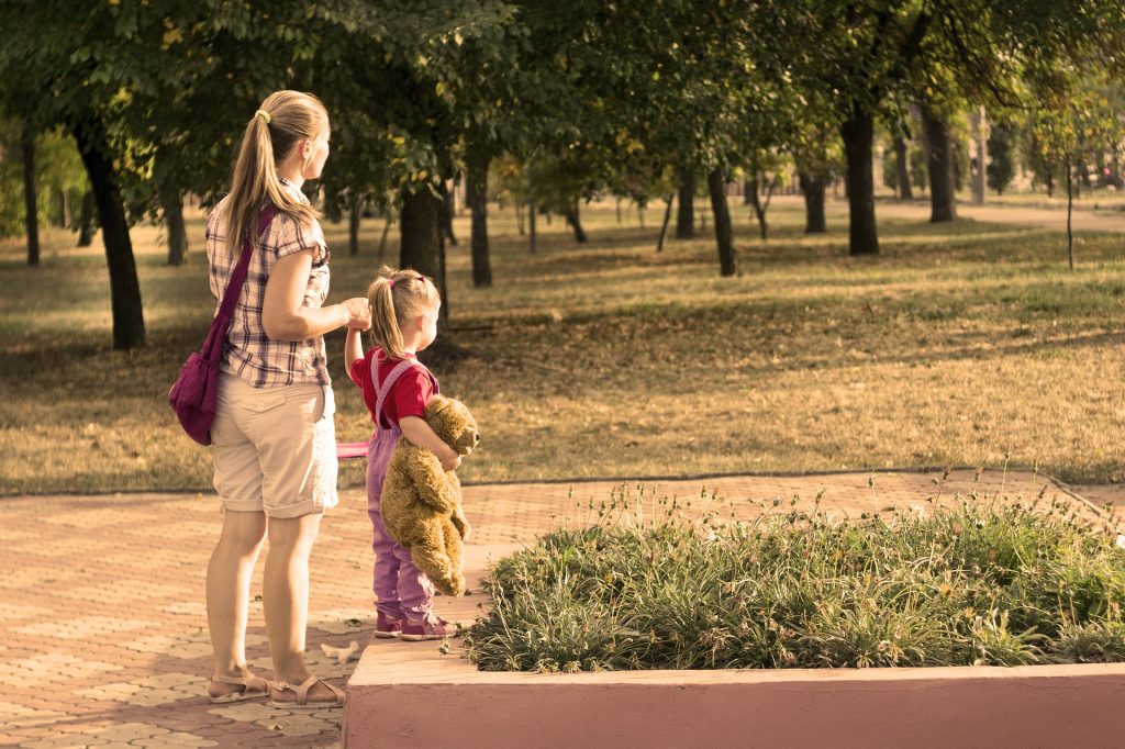 vrouw met kind in park