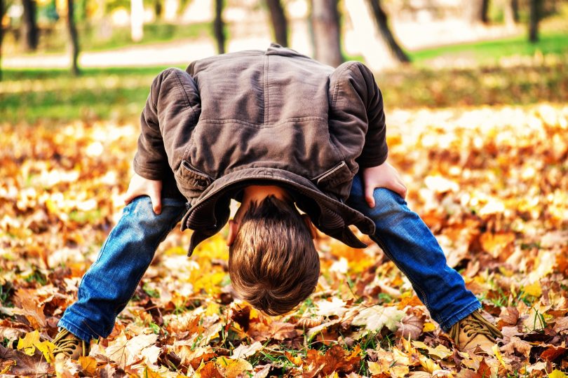 jongen in de herfst buiten