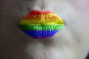 regenboog op lippen die getuit zijn