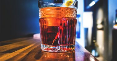 glas vermout op houten bar