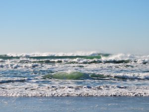 zeegolven rollen strand op