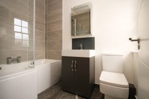 moderne, lichte badkamer met bad en toilet