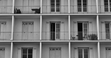 appartementencomplex met balkons