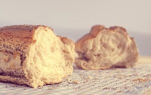 brood in tweeën gebroken op tafelkleed