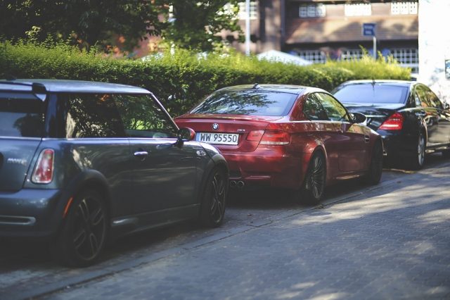 geparkeerde auto's langs de straat