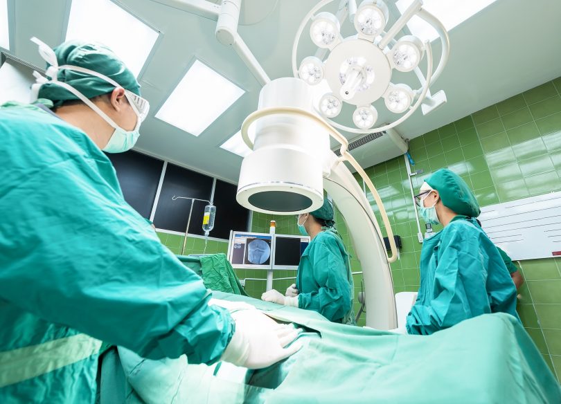 operatiekamer met chirurgen rond patient