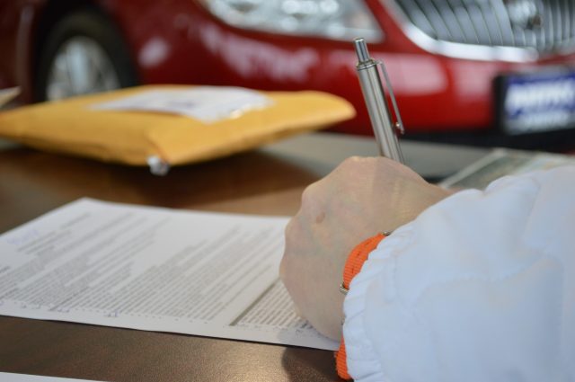 linkshandige ondertekent documenten met gele envelop