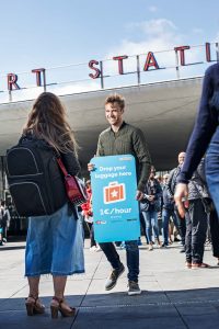 promotor van luggage hero op station