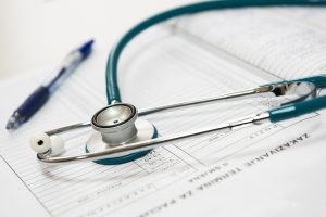 stethoscoop met patientendossier
