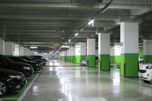 parkeergarage met groene details