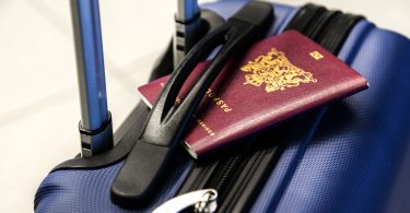koffer met nederlands paspoort