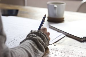 hand met pen tekent documenten
