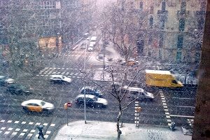 sneeuw valt op kruispunt barcelona