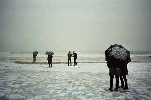 sneeuw op het strand met mensen