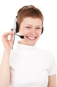 lachende dame met headset in call center