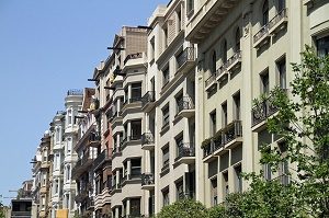 voorkant gebouwen met appartementen barcelona