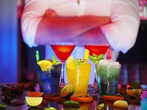 barman achter fleurige cocktails