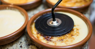 bruin schaaltje met crema catalana dessert