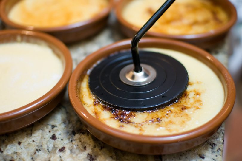 bruin schaaltje met crema catalana dessert