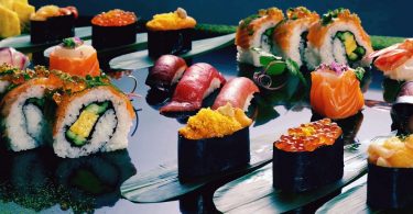 diverse soorten sushi op zwarte ondergrond