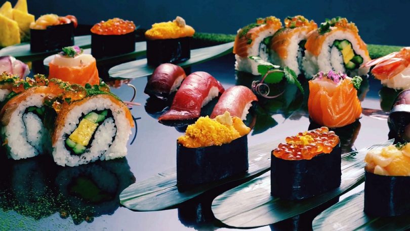 diverse soorten sushi op zwarte ondergrond