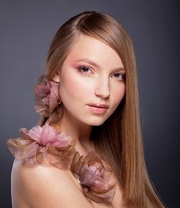 jonge dame met roze details en sluik haar