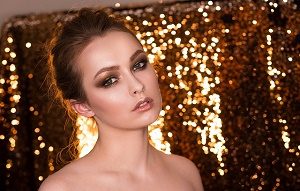 dame met make-up voor vele lichtjes