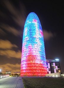 torre glories met verlichting in het donker