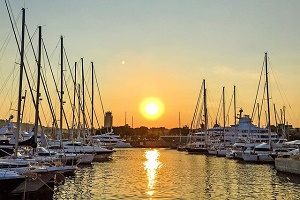 haven barcelona bij zonsondergang