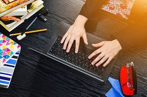laptop en huiswerk aan bureau maken